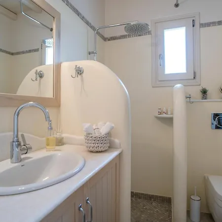 Anemoessa Cycladic House بيت للعطل